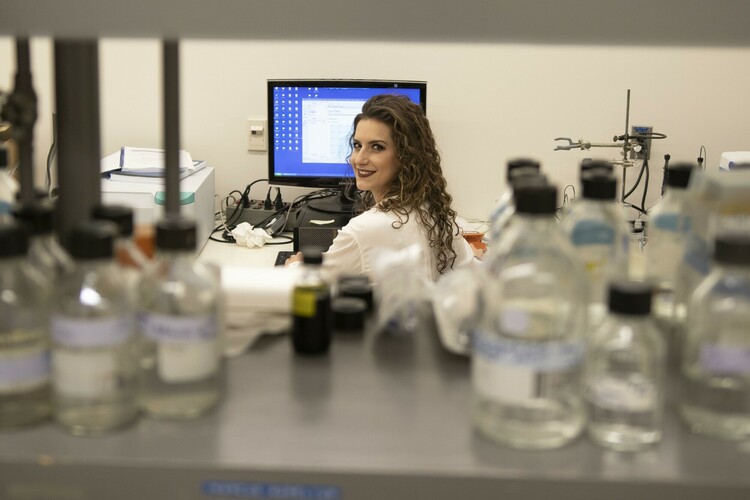 Future Energy Systems PhD candidate Catherine Tays at work in the lab. 