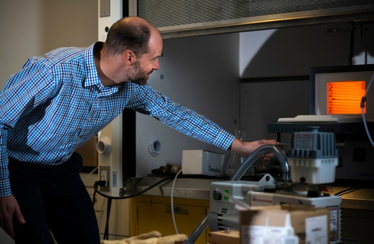 Olfert demonstrates a specialized reactor that produces hydrogen from natural gas. He leads a project in collaboration with Calgary-based Innova Hydrogen aimed at producing hydrogen using less energy and with almost no CO2 emissions. (Photo: John Ulan)