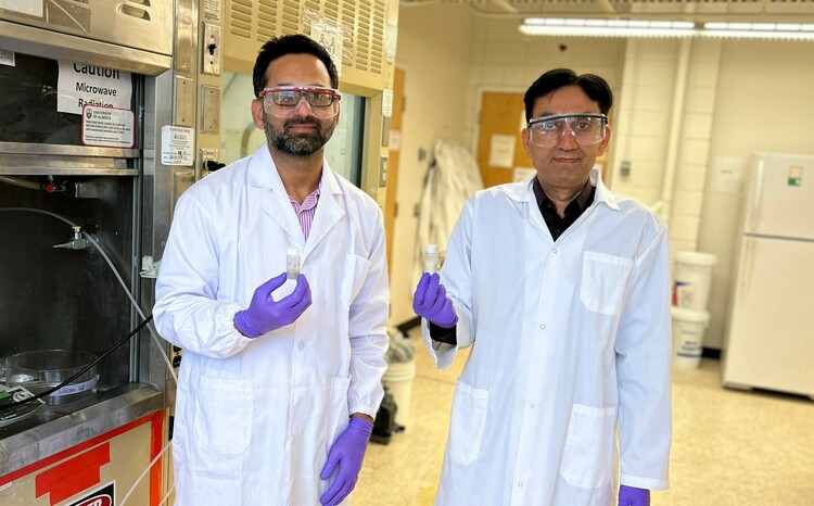 RESEARCHERS MUHAMMAD ZUBAIR (LEFT) AND AMAN ULLAH HOLD SAMPLES OF TWO IMPROVED WASTEWATER-FILTERING MATERIALS THEY DEVELOPED BY CHEMICALLY MODIFYING KERATIN FOUND IN CHICKEN FEATHERS. (PHOTO: SUPPLIED)