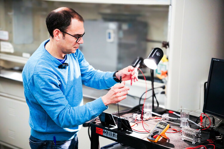 Dr. Marc Secanell simulating hydrogen generation.