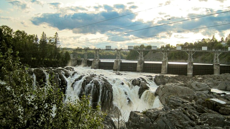 Grand Falls dam on the Saint John River in northern New Brunswick. Hydropower is one of the many variables the Davies lab is modelling using GCAM - Global Change Assessment Model. (Photo: Evan Arbuckle)