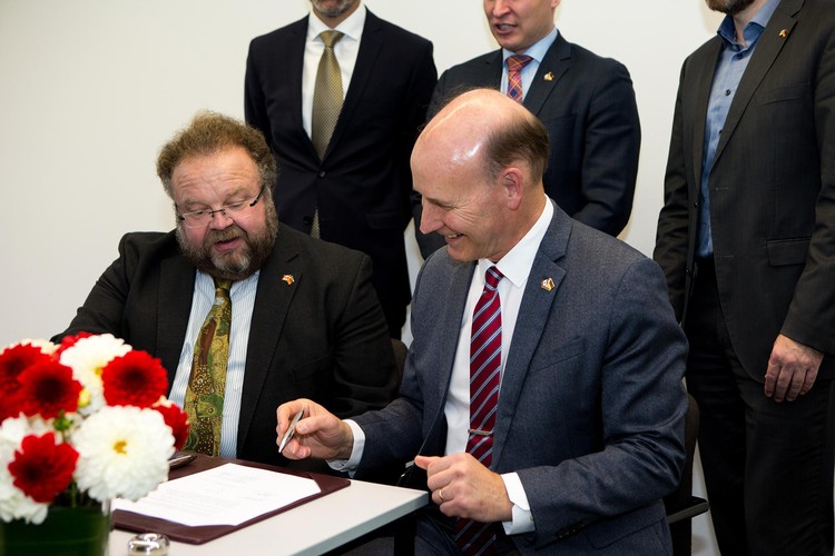 Fraunhofer's Professor Andreas Hornung and University fo Alberta Interim Vice-President (Research) Walter Dixon signing the research partnership agreement. Image © Fraunhofer-Gesellschaft 
