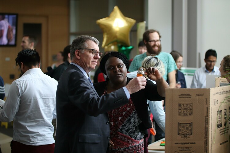 Future Energy Systems post-doctoral fellow Gloria Okpala explains her research to UAlberta President Dr. David Turpin. 